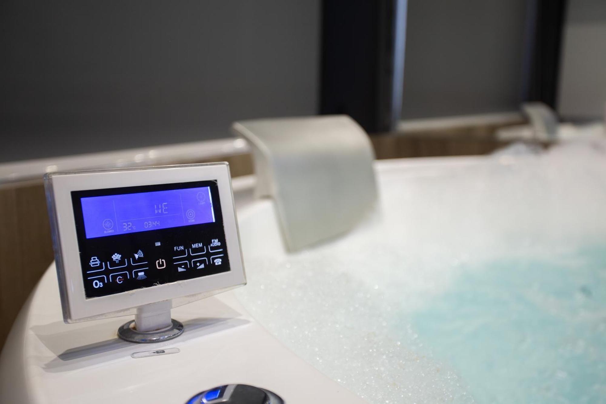 The Bubbles - Jacuzzi Hotel Tiranë Eksteriør bilde