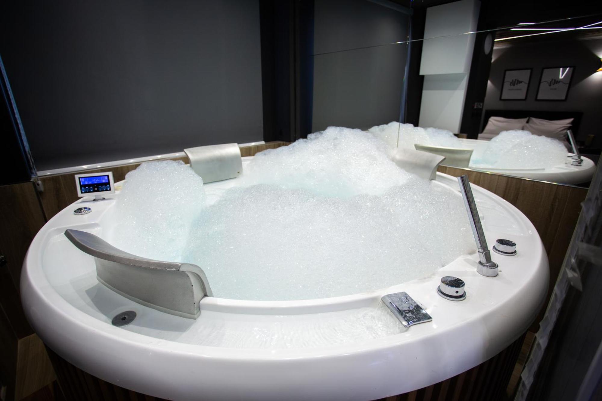 The Bubbles - Jacuzzi Hotel Tiranë Eksteriør bilde